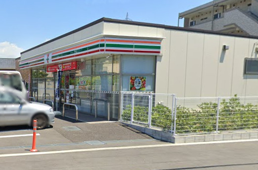 コンビニ　セブンイレブン（コンビニ）まで629m
