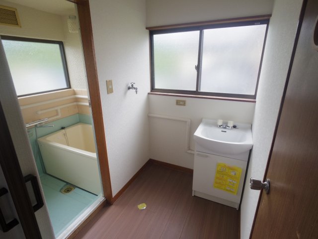 トイレ　落ち着いた色調のトイレです