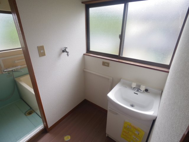 洗面設備　明るい洗面所です