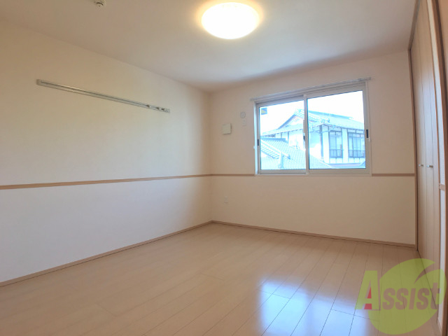 その他部屋・スペース　７帖の洋室です。広々として、きれいですね。