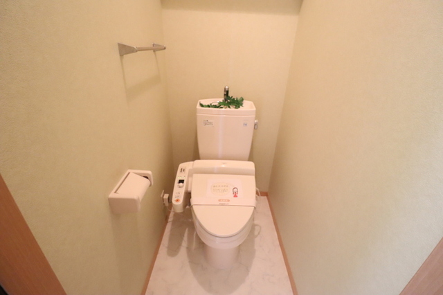 トイレ　もちろん温水洗浄暖房便座です（デザインクロス仕様）