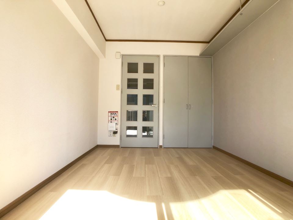 居室・リビング　吊棚収納あります