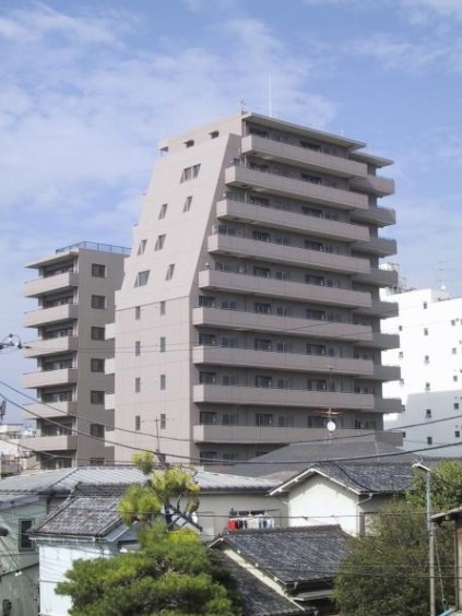 建物外観　鉄筋コンクリート造のがっしりとした建物。