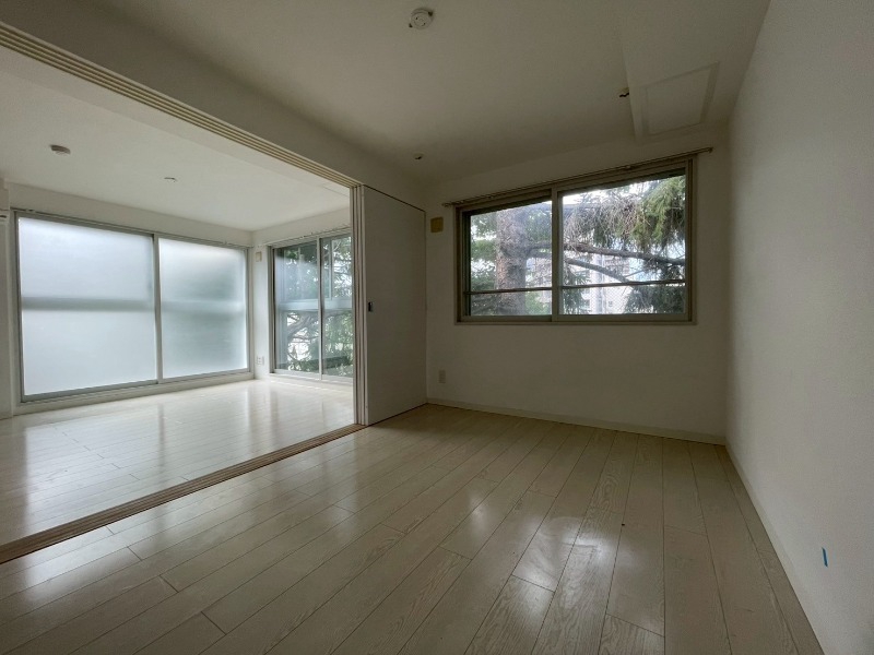 その他部屋・スペース　寝室はこちらです。光が差し込む、温かみのあるお部屋です。