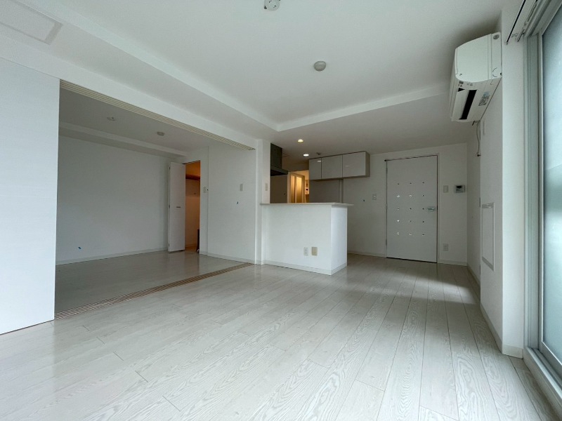 居室・リビング　広くてキレイなお部屋が広がっていて、充実した生活が送れそう。