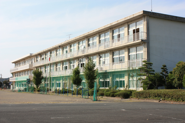 中学校　栄川中学校（中学校）まで496m
