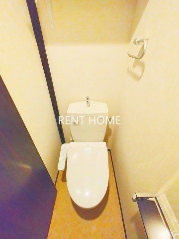 トイレ　温水洗浄便座付きのトイレです。