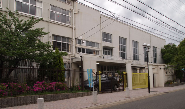 中学校　神戸市立湊川中学校（中学校）まで526m