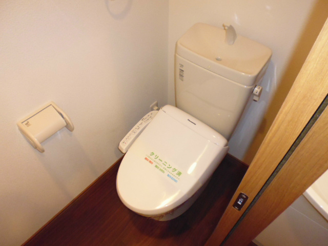 トイレ　嬉しいウォシュレット付のトイレです。