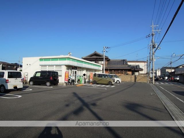 コンビニ　ファミリーマート（コンビニ）まで826m