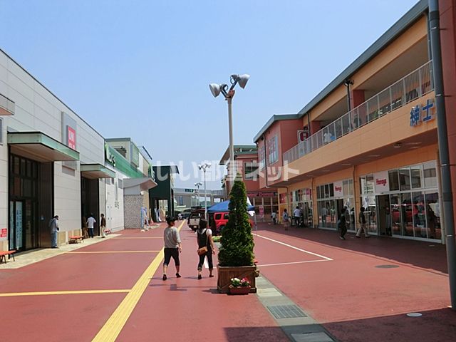 ショッピングセンター　ぐりーんうぉーく多摩（ショッピングセンター）まで1025m