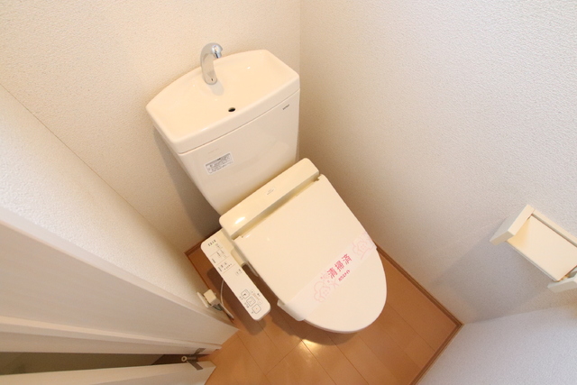 トイレ　温水洗浄便座つきトイレです♪