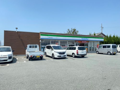 コンビニ　ファミリーマート 津河芸町中瀬店（コンビニ）まで70m