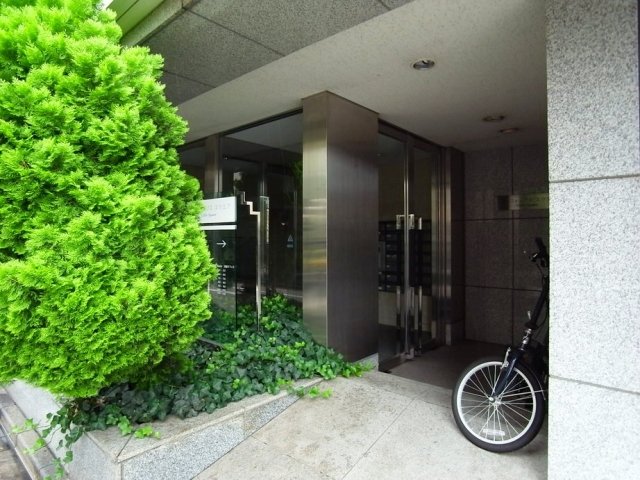 エントランス　落ち着いたエントランスです