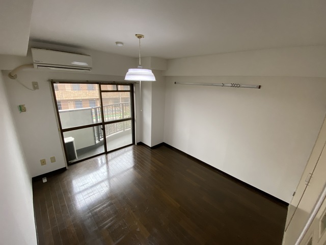 居室・リビング　一人なら十分な広さのお部屋です。