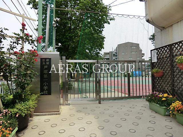 小学校　新宿区立戸塚第一小学校（小学校）まで479m