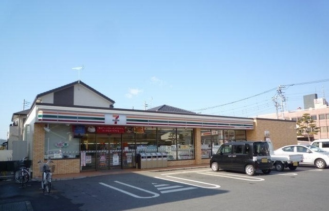 コンビニ　セブンイレブン四日町西店（コンビニ）まで23m