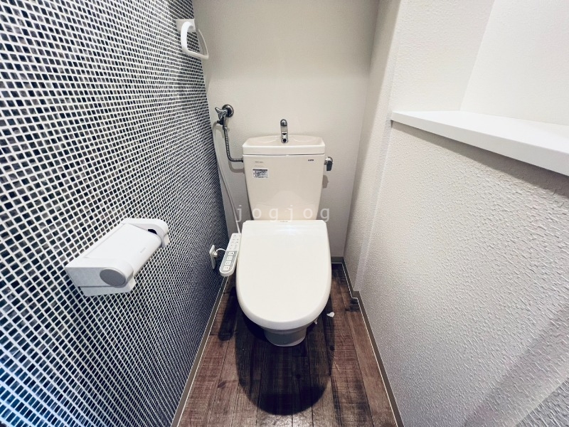 トイレ　嬉しい温水洗浄便座付きのトイレです。