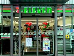 コンビニ　セブンイレブン 港区南青山3丁目店（コンビニ）まで140m