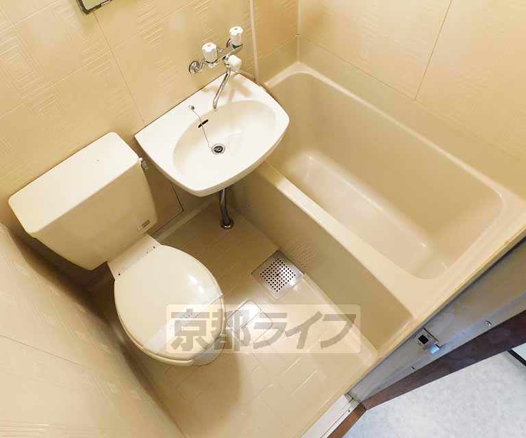 バス・シャワールーム　シンプルな三点セパレート