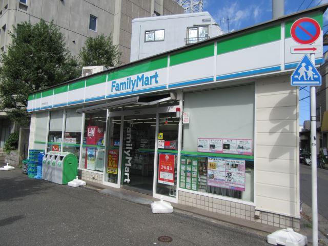 コンビニ　ファミリーマート（コンビニ）まで330m