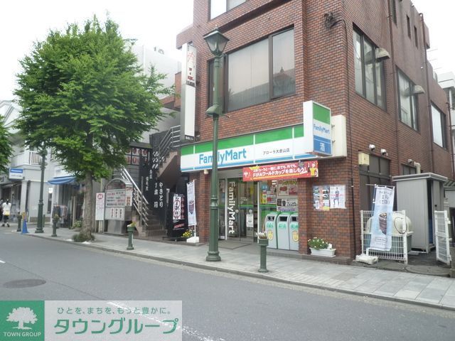 コンビニ　ファミリーマート（コンビニ）まで690m