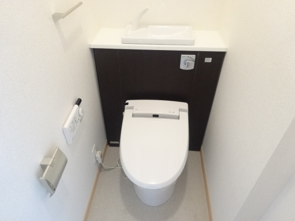 トイレ　温水シャワー付きトイレです