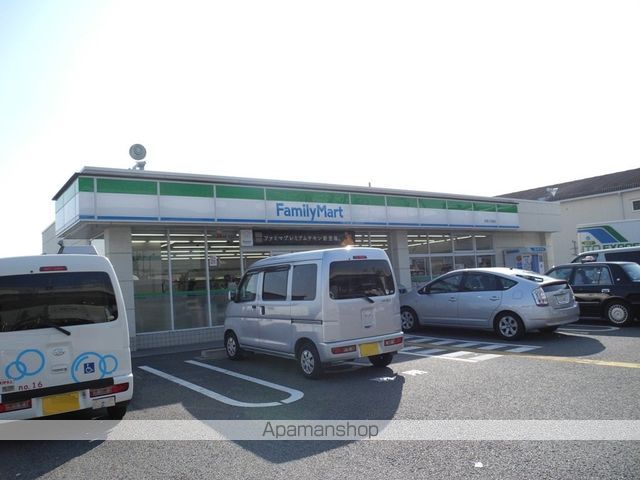 コンビニ　ファミリーマート（コンビニ）まで1646m