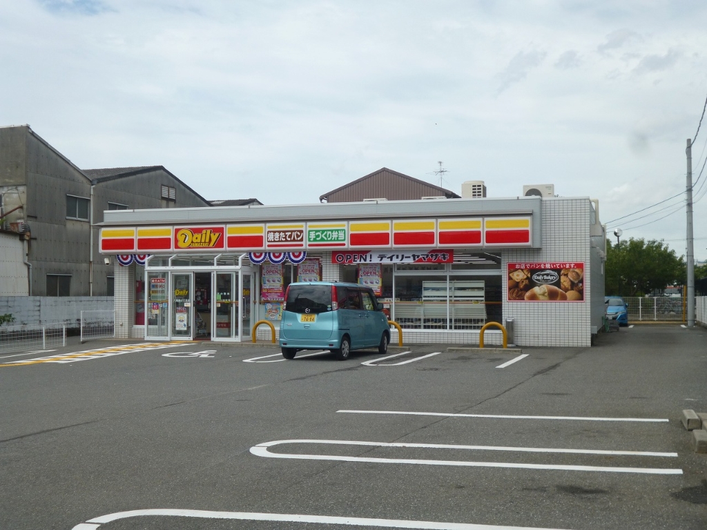 コンビニ　デイリーヤマザキ八尾泉町店（コンビニ）まで182m