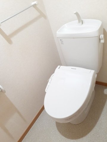 トイレ　落ち着いた色調のトイレです