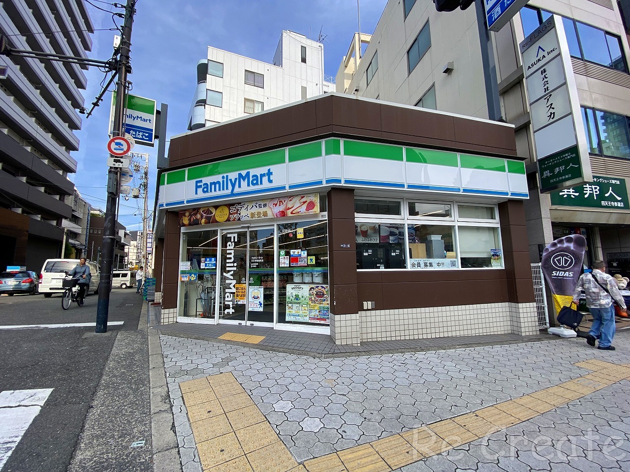 コンビニ　ファミリーマート天王寺堀越町店（コンビニ）まで77m