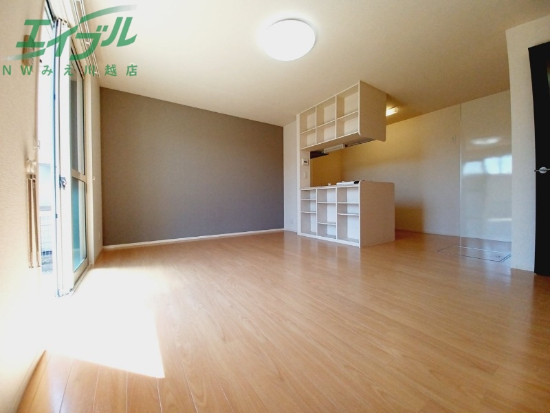 居室・リビング　別部屋反転写真