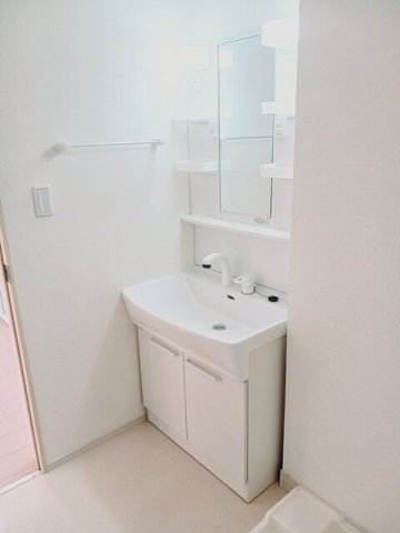 洗面設備　明るい洗面所です