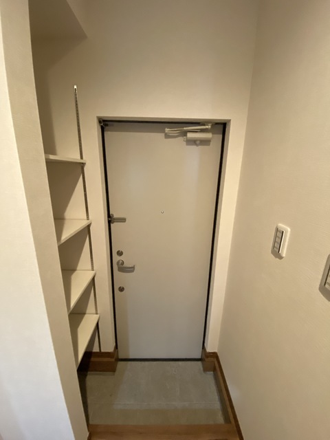 玄関　移動が可能な棚で、自由自在の収納力。