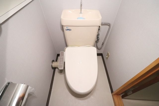 トイレ　落ち着いた色調のトイレです
