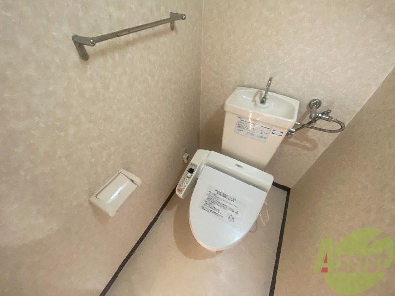 トイレ　ウォシュレット機能がついたトイレです。安心して使用できます。