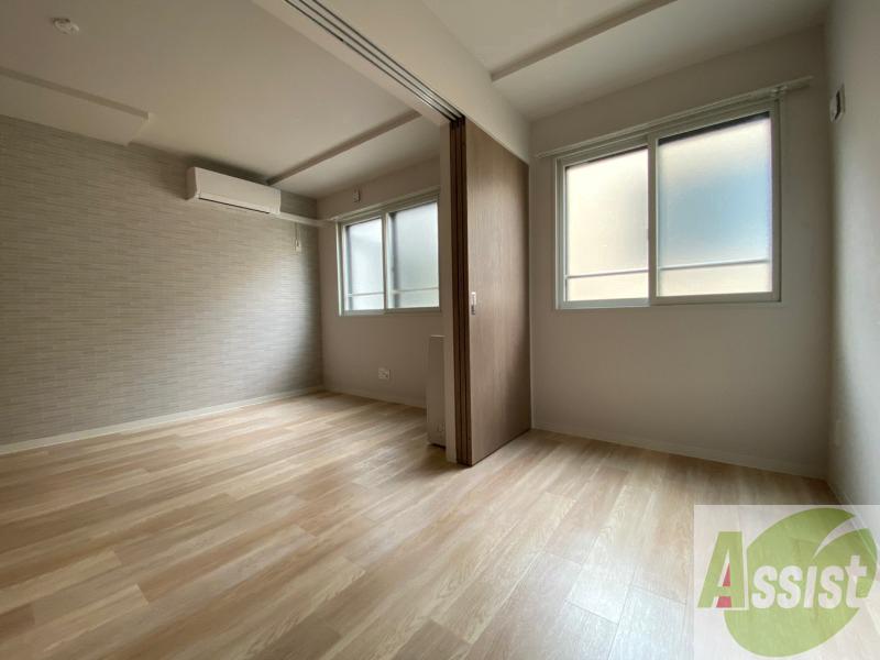 その他部屋・スペース　寝室はこちらです。光が差し込む、温かみのあるお部屋です。