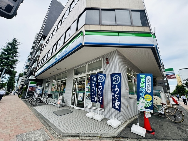 コンビニ　ファミリーマート新横浜三丁目店（コンビニ）まで76m