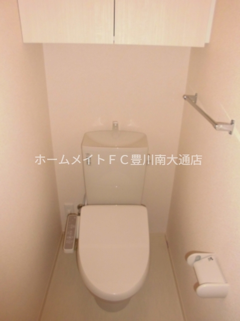 ＪＲ東海道本線 豊橋駅 バス乗車時間：20分 最寄りバス停で下車 徒歩6分 2階建 築11年のトイレ写真