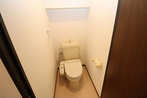 トイレ　※写真は同じマンションの違う部屋のものになります。