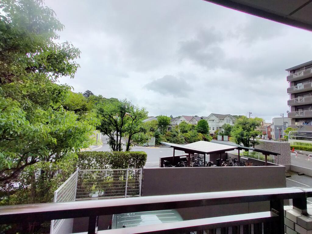 眺望　みどりが多いです　（別のお部屋の写真です）