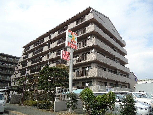 建物外観　ファミリーマートの横にあります