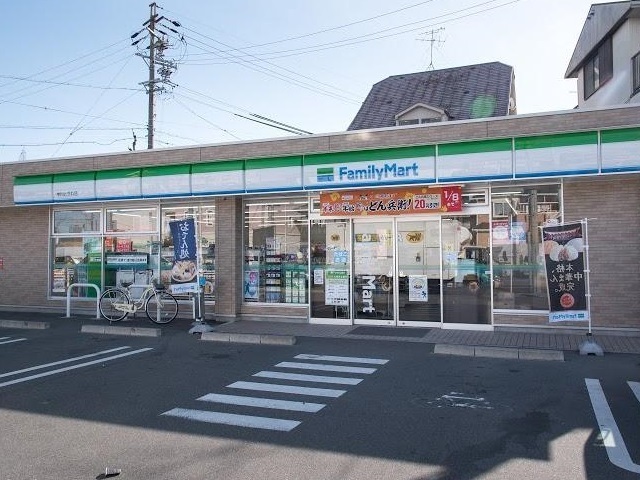コンビニ　ファミリーマート（コンビニ）まで850m
