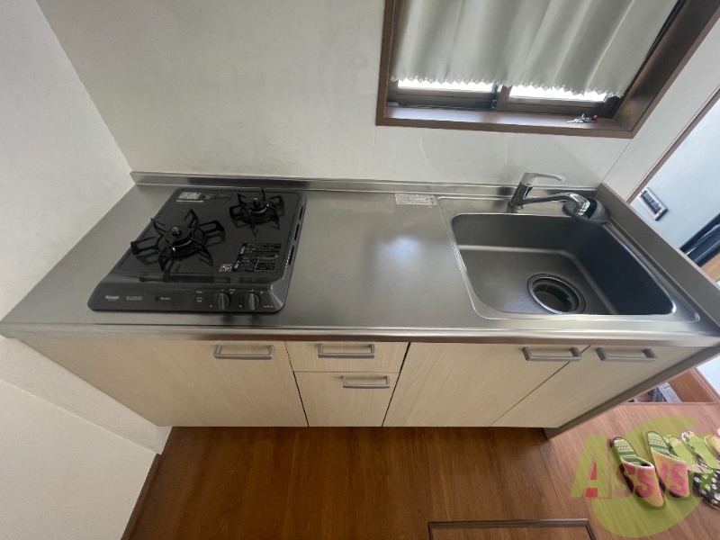 キッチン　システムキッチンになっています。調理スペースもございます。