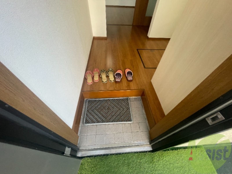 玄関　玄関には好みのシューズボックスをおいてください。