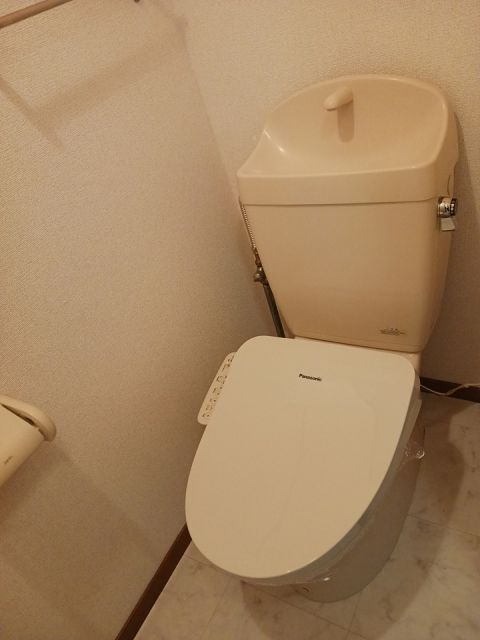 ＪＲ宇都宮線 小山駅 バス乗車時間：6分 最寄りバス停で下車 徒歩5分 2階建 築26年のトイレ写真