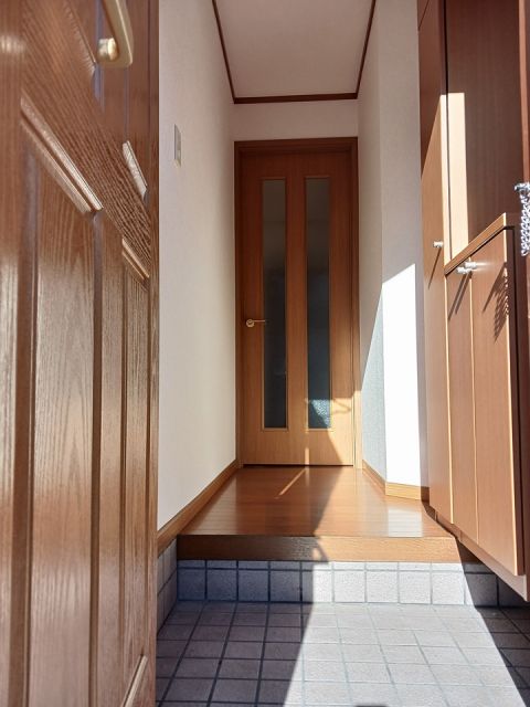 ＪＲ宇都宮線 小山駅 バス乗車時間：6分 最寄りバス停で下車 徒歩5分 2階建 築26年の玄関写真