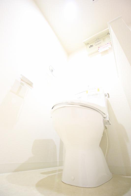 トイレ　落ち着いた色調のトイレです