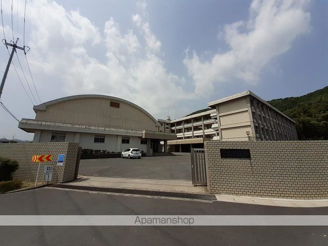 中学校　玉野市荘内中学校（中学校）まで2200m