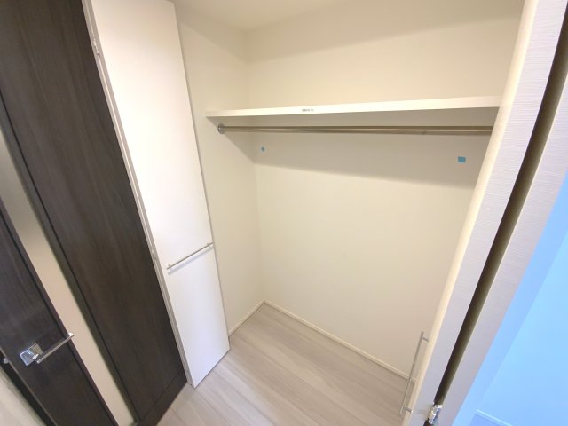 収納　【洋服以外の荷物もすっきり収納】便利な枕棚を備えました